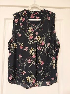 Vince Camuto Women’s XXL Black Sleeveless Floral V-Neck Blouse. Like new!